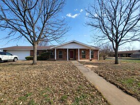 1401 N Orange St in Fredericksburg, TX - Building Photo