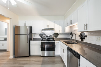 Twin Fountain Apartments in Denver, CO - Foto de edificio - Building Photo