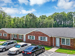 Creekside Apartments in Taylors, SC - Building Photo - Building Photo