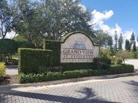 900 Crestwood Blvd N, Unit 916 in Royal Palm Beach, FL - Building Photo