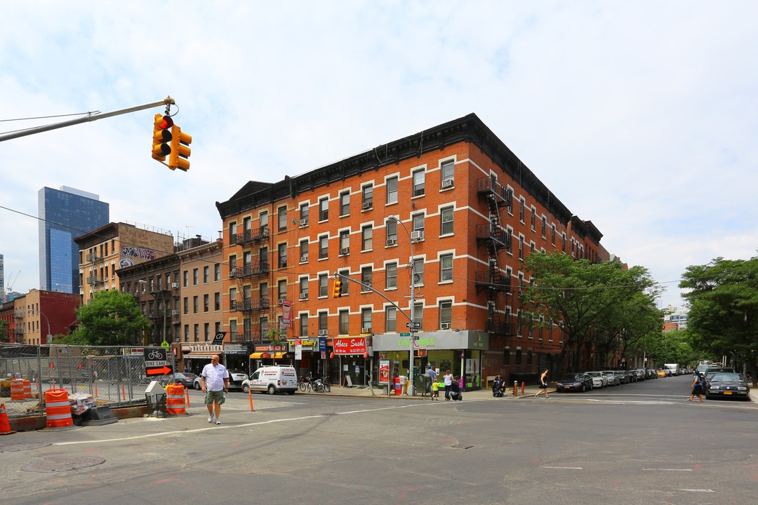 695-697 9th Ave in New York, NY - Foto de edificio