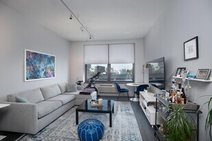 102 Christopher Columbus Dr in Jersey City, NJ - Building Photo