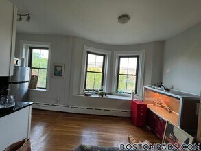 102 Willow St, Unit 4 in Cambridge, MA - Building Photo - Building Photo