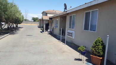 5702 Lindhurst Ave in Marysville, CA - Foto de edificio - Primary Photo