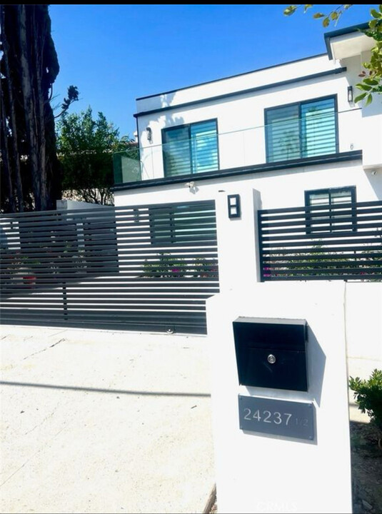 24237 Hatteras St in Woodland Hills, CA - Building Photo