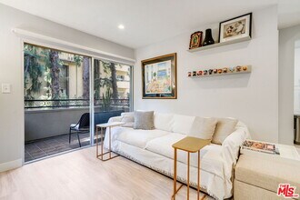 6728 Hillpark Dr in Los Angeles, CA - Building Photo - Building Photo