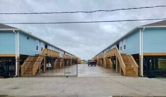 915 24th St in San Leon, TX - Building Photo