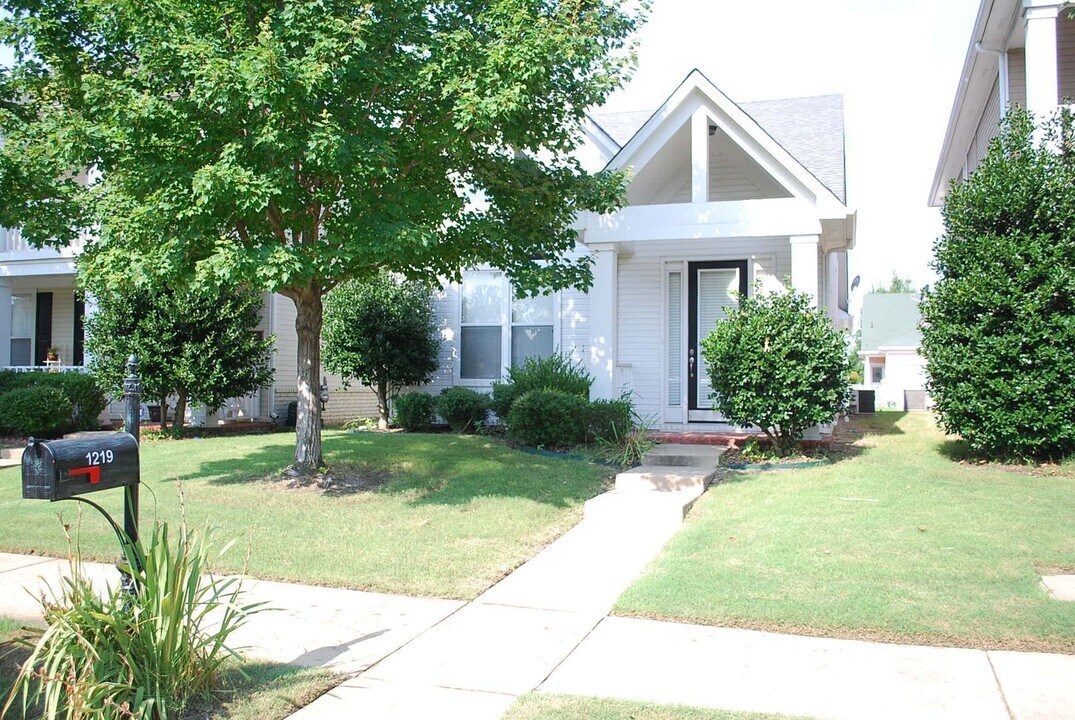 1219 Island Pl E in Memphis, TN - Building Photo