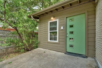 108 W Croslin St in Austin, TX - Building Photo - Building Photo