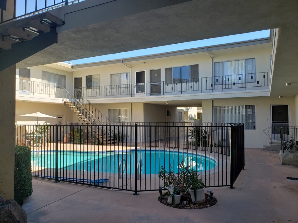 Via Del Amo Apartments in Torrance, CA - Building Photo