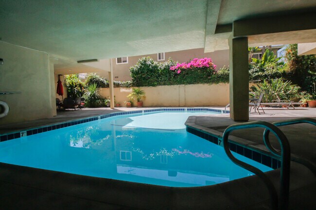 14306 Riverside Dr in Los Angeles, CA - Foto de edificio - Building Photo