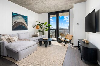 1380 W Randolph St, Unit 725 in Chicago, IL - Building Photo - Building Photo