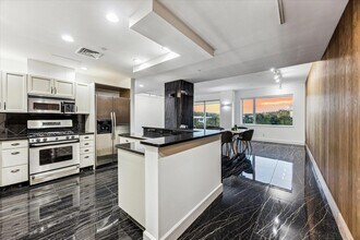 901 W 9th St, Unit 401 in Austin, TX - Building Photo - Building Photo
