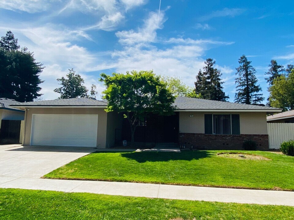 715 E Magill Ave in Fresno, CA - Building Photo