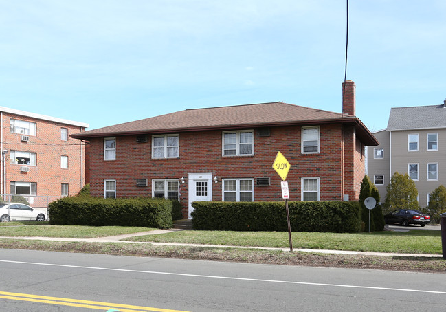 597 Burritt St in New Britain, CT - Building Photo - Building Photo