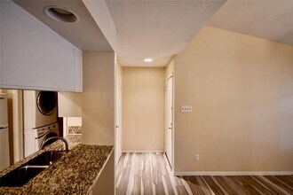 1818 Augusta Dr in Houston, TX - Foto de edificio - Building Photo