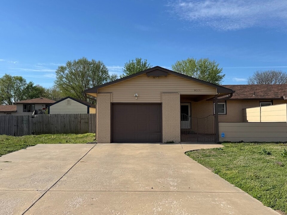 9321 W 16th St N, Unit 9321 in Wichita, KS - Building Photo