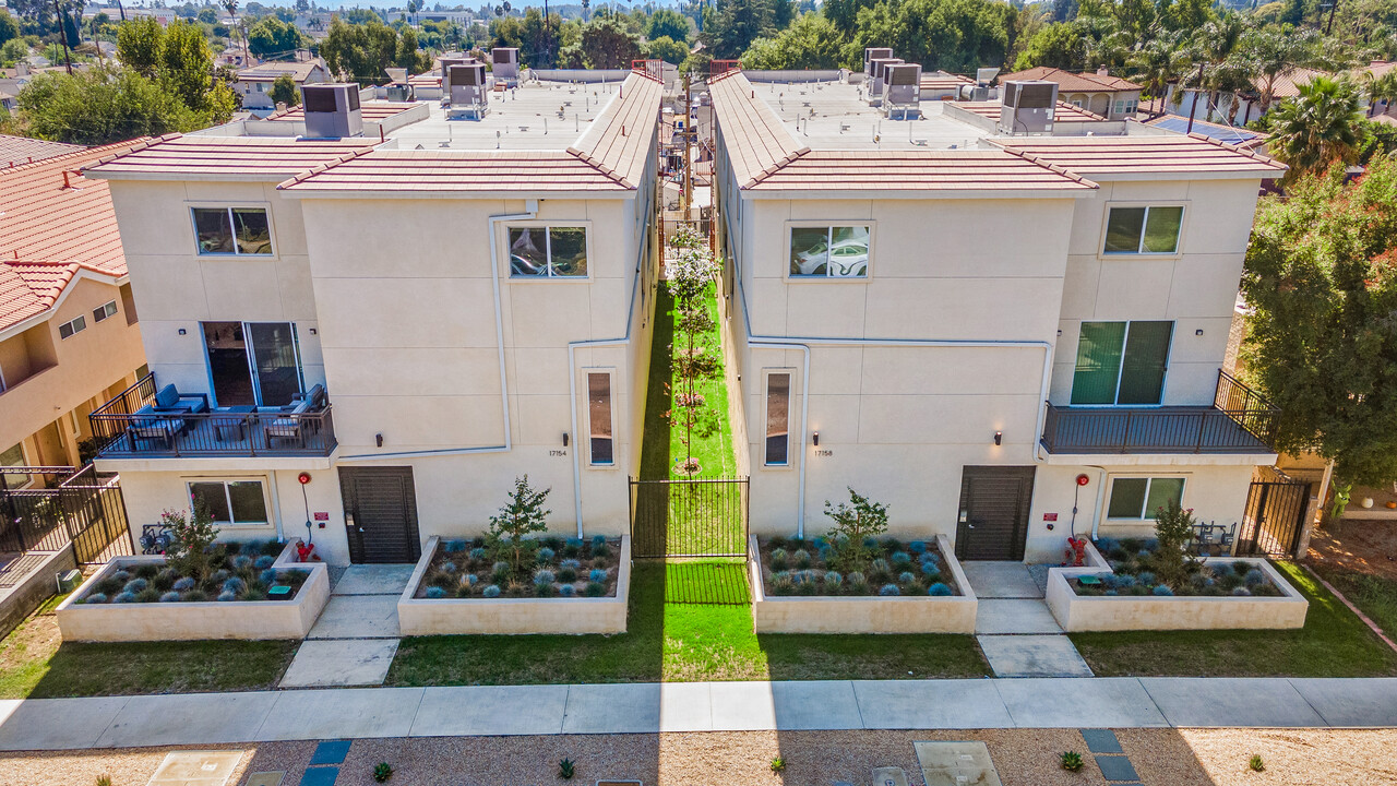 17154 Chatsworth St, Unit 1 in Granada Hills, CA - Building Photo