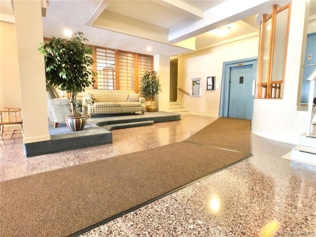 10 Lake St in White Plains, NY - Building Photo - Building Photo