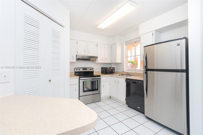 6155 NW 186th St in Hialeah, FL - Building Photo - Building Photo