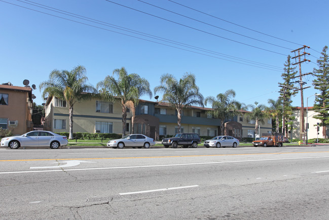 12656 Burbank Blvd in North Hollywood, CA - Foto de edificio - Building Photo