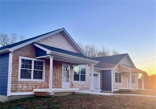 928 Stafford Rd in Tiverton, RI - Foto de edificio - Building Photo