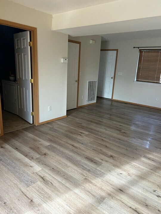 507 W Shore Dr in Belgrade, MT - Foto de edificio