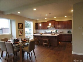 15828 25th Ave NE in Shoreline, WA - Foto de edificio - Building Photo