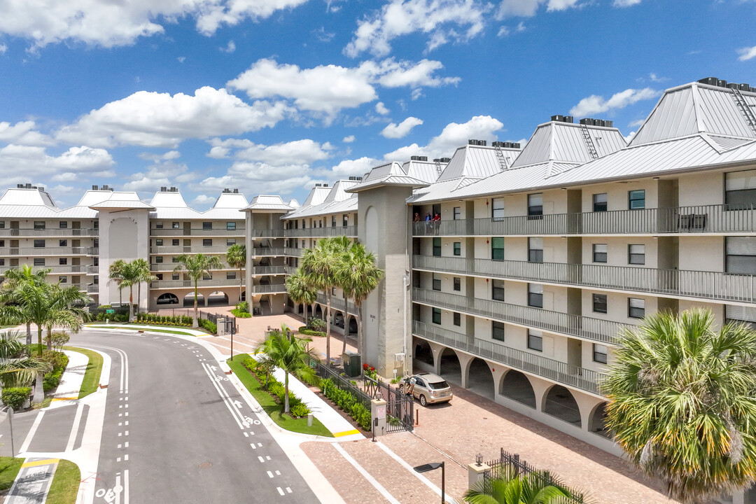 Barefoot Pelican in Naples, FL - Foto de edificio