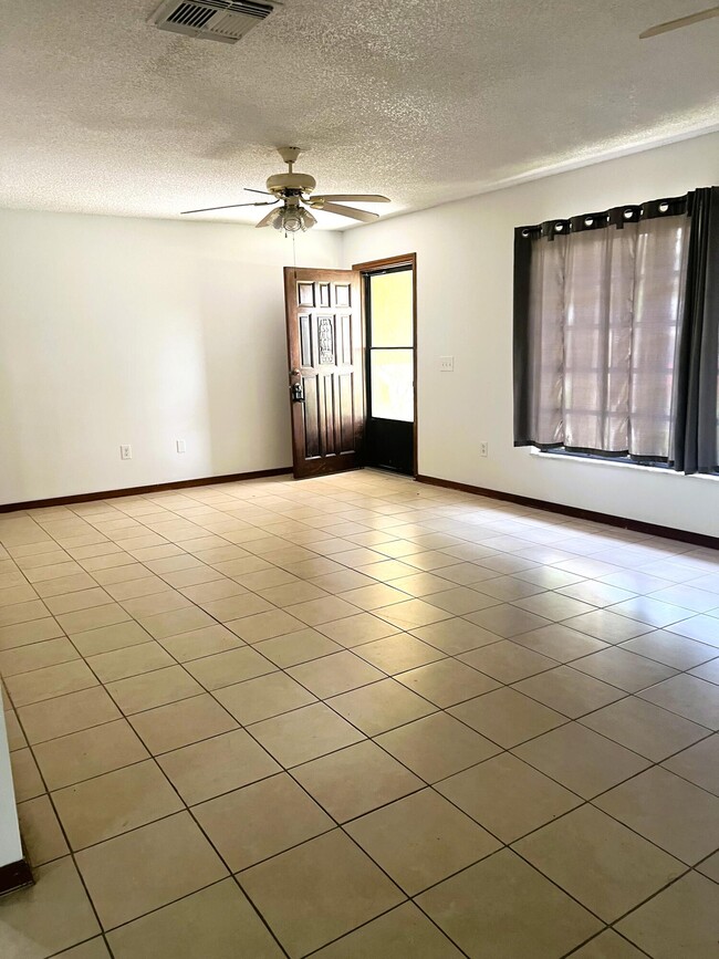 8301 Kenwood Rd in Fort Pierce, FL - Building Photo - Building Photo