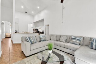 334 Colony Ct in Kissimmee, FL - Building Photo