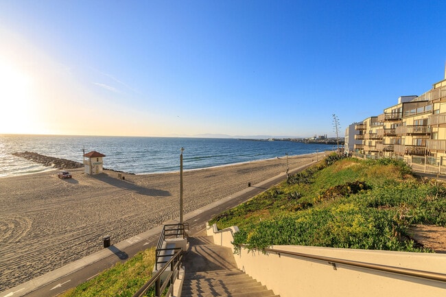 520 Esplanade, Unit UnitB in Redondo Beach, CA - Foto de edificio - Building Photo