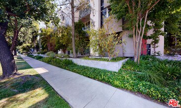 5151 Balboa Blvd, Unit 306 in Los Angeles, CA - Foto de edificio - Building Photo