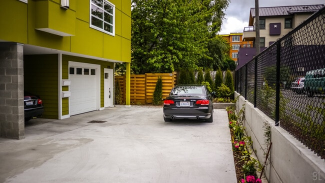 2215 E John St in Seattle, WA - Foto de edificio - Building Photo