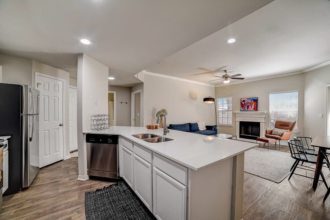 La Mirage in San Antonio, TX - Building Photo