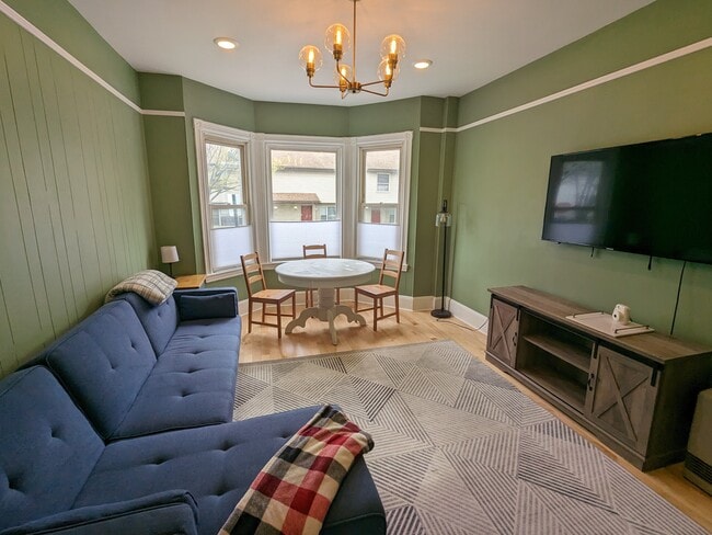 241 Spring St, Unit 1F in Portland, ME - Foto de edificio - Building Photo