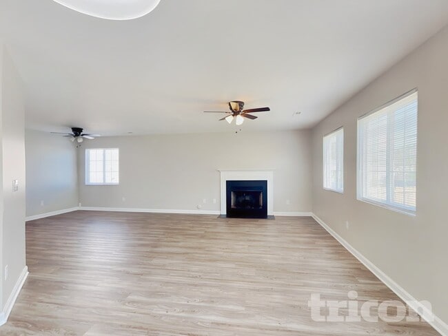 1135 Edinburgh Dr in Jamestown, NC - Foto de edificio - Building Photo