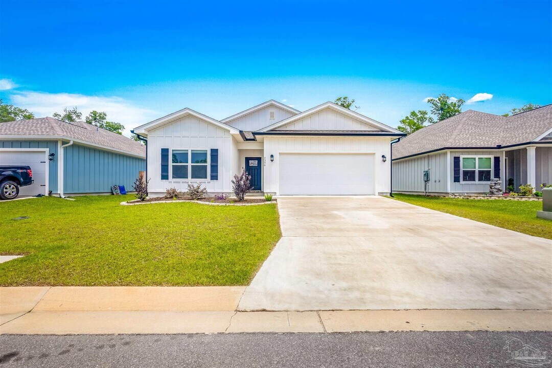 5396 Cornwall Dr in Milton, FL - Building Photo