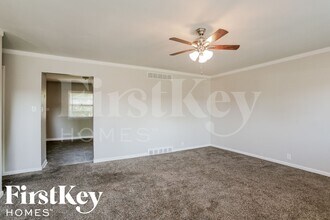 5920 Schoolwood Dr in Speedway, IN - Foto de edificio - Building Photo