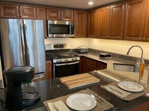 52 Sanborn St, Unit 102 in Reading, MA - Foto de edificio - Building Photo