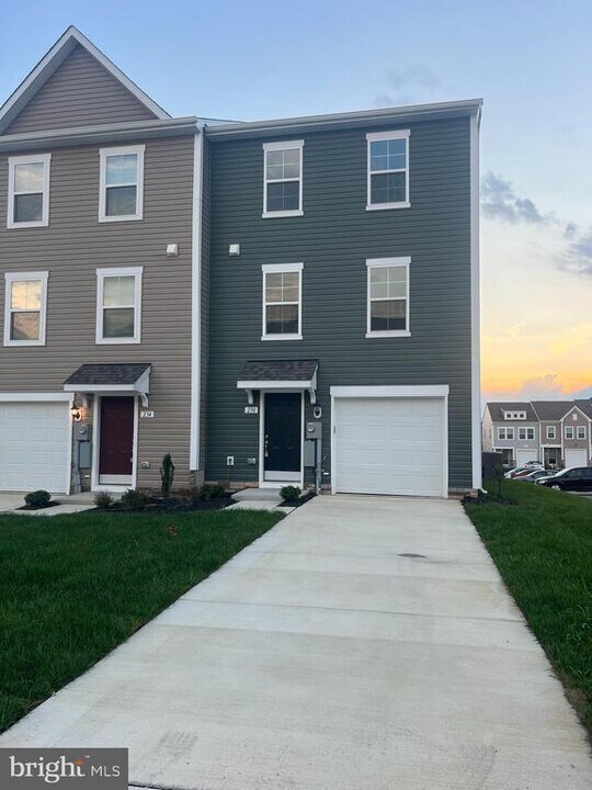 230 Clifton Mnr in Falling Waters, WV - Building Photo