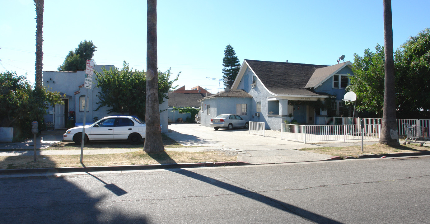 14422-14426 Haynes St in Van Nuys, CA - Building Photo