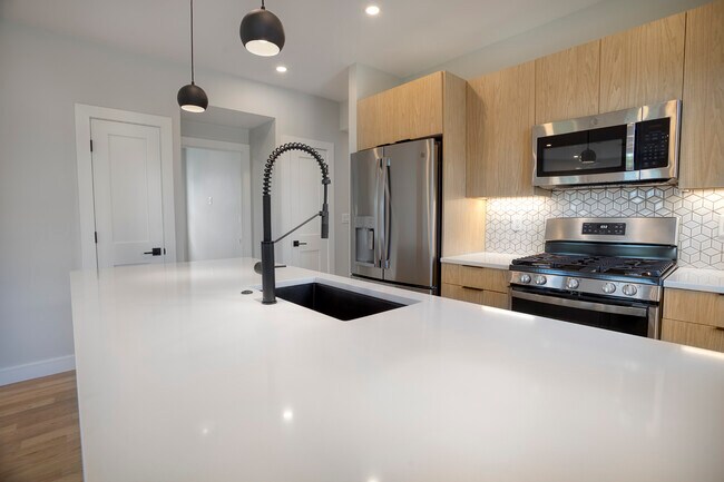 9 Wenham St, Unit 3 in Boston, MA - Building Photo - Building Photo