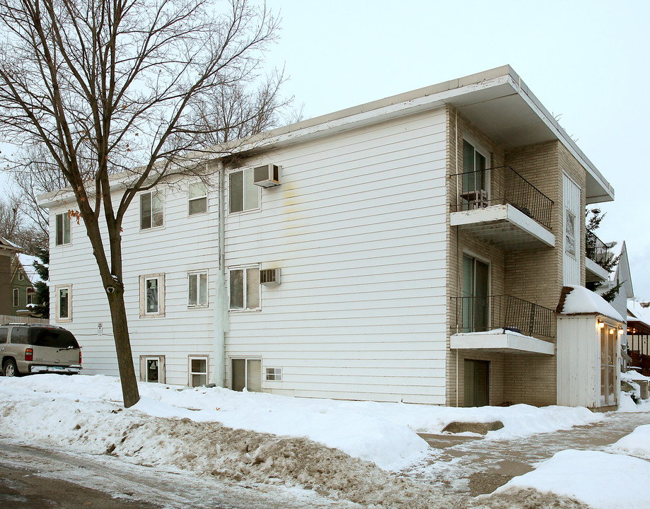 1220 Selby Ave in St. Paul, MN - Foto de edificio