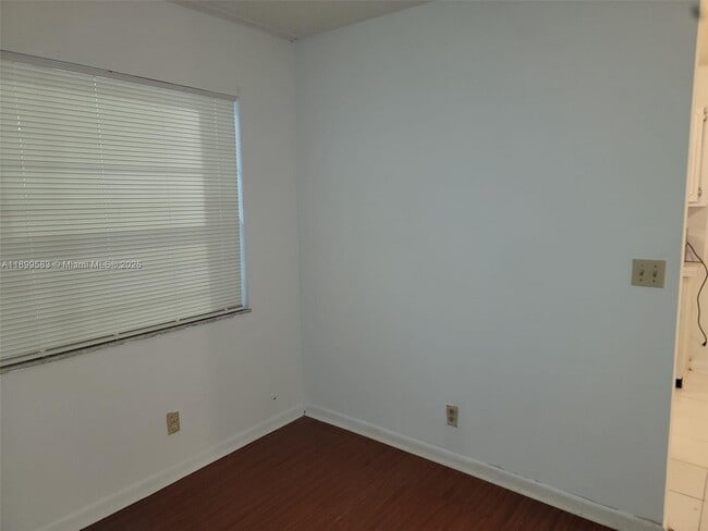 30 SE 4th Ave in Hallandale Beach, FL - Building Photo - Building Photo