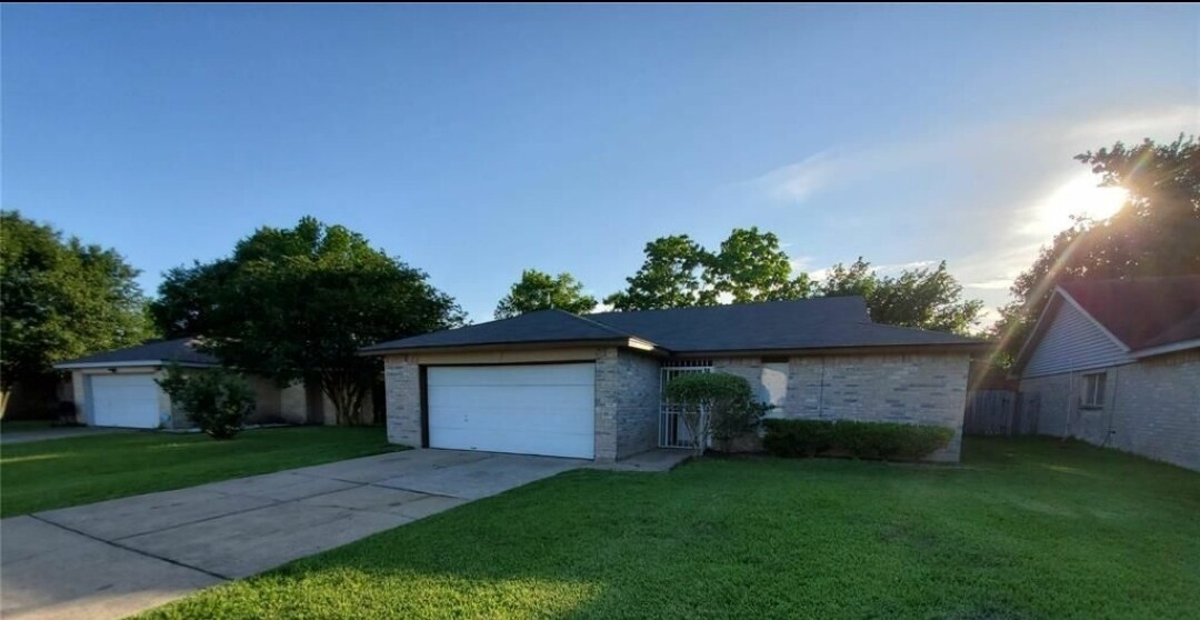 8715 Yvonne Dr in Houston, TX - Building Photo