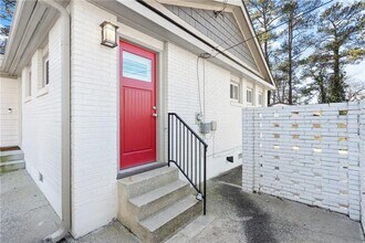 2026 Harwinor Rd SE in Smyrna, GA - Foto de edificio - Building Photo