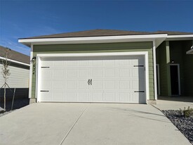 1410 E Walnut St in Seguin, TX - Building Photo
