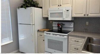 1315 Mainsail Dr, Unit 1105 in Naples, FL - Building Photo