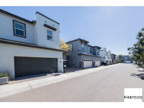 3045 N 37th Wy in Phoenix, AZ - Building Photo - Building Photo